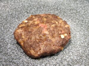 Zelfgemaakte runderhamburger met spekkies